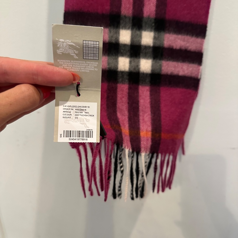 Burberry new with tags cashmere children's scarf - Picture 4 of 6